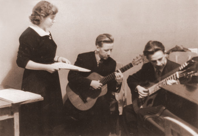 Я. Р. Ковалевская, Ю. А. Смирнов и А. А. Бузович (1958)
