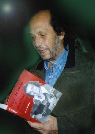 Пако де Лусиа с книгой Д. Порена